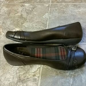 Hot Kiss brown flats